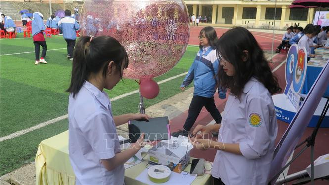 Ngày Sách Việt Nam tại Lào Cai lần thứ 8 có chủ đề "Sách trong thời đại công nghệ số", giúp người đọc tiến gần hơn với sách thông qua các trang web, ứng dụng trên thiết bị thông minh và qua sách điện tử. Ảnh: Hương Thu - TTXVN Tặng trên 6.500 đầu sách cho trẻ em vùng cao Lào Cai ảnh 1
