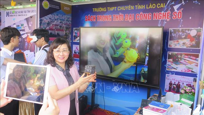 Ngày Sách Việt Nam tại Lào Cai lần thứ 8 có chủ đề "Sách trong thời đại công nghệ số", giúp người đọc tiến gần hơn với sách thông qua các trang web, ứng dụng trên thiết bị thông minh và qua sách điện tử. Ảnh: Hương Thu - TTXVN Tặng trên 6.500 đầu sách cho trẻ em vùng cao Lào Cai ảnh 2