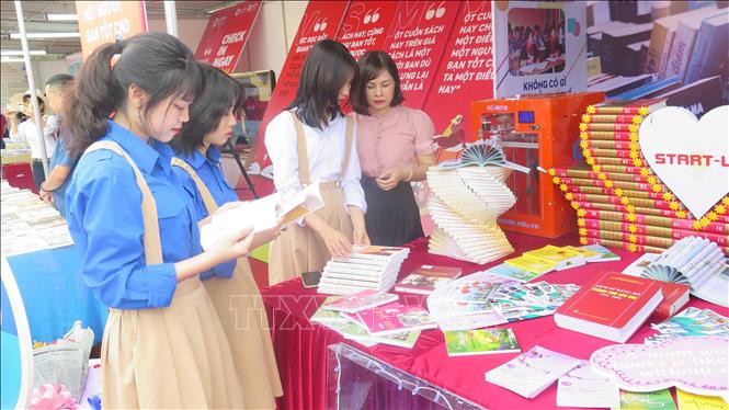 Học sinh, sinh viên Lào Cai đọc sách tại ngày hội. Ảnh: Hương Thu - TTXVN Tặng trên 6.500 đầu sách cho trẻ em vùng cao Lào Cai ảnh 3