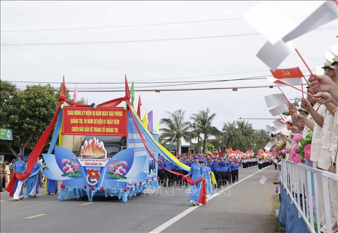 Chủ tịch nước Nguyễn Xuân Phúc dự Lễ thượng cờ Thống nhất non sông tại Di tích Đôi bờ Hiền Lương - Bến Hải ảnh 5