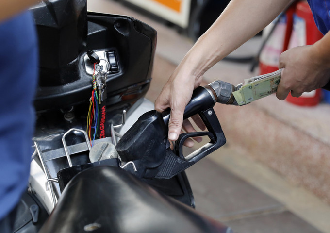 Mua bán xăng tại một điểm kinh doanh xăng, dầu của Petrolimex trên địa bàn quận Hai Bà Trưng, Hà Nội. Ảnh: Trần Việt – TTXVN Giá xăng tăng 560 đồng/lít ảnh 1