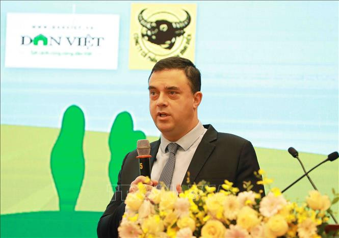 Ngài Nadav Eshcas, Đại sứ Israel tại Việt Nam giới thiệu về lĩnh vực sản xuất nông nghiệp tại đất nước Israel. Ảnh: Vũ Sinh - TTXVN Chuyển đổi số sẽ khắc phục điểm yếu trong nông nghiệp ảnh 4