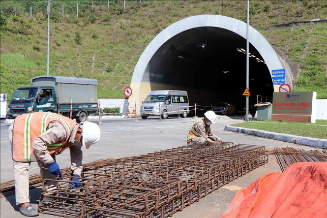 Công nhân làm việc sửa chữa tại hầm Phước Tượng. Ảnh: Đỗ Trưởng – TTXVN Nghị quyết về số giờ làm thêm trong 01 năm, 01 tháng của người lao động trong bối cảnh phòng, chống dịch COVID-19 và phục hồi, phát triển kinh tế - xã hội ảnh 1