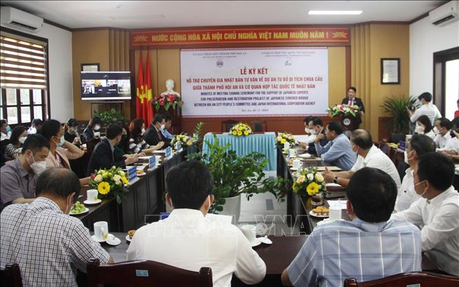 Quang cảnh lễ ký kết. Ảnh: Trịnh Bang Nhiệm - TTXVN Chuyên gia Nhật Bản hỗ trợ tu bổ di tích Chùa Cầu ảnh 1