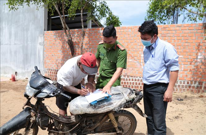 Lực lượng Cảnh sát giao thông Công an huyện Kông Chro tuyên truyền cho thanh, thiếu niên người đồng bào dân tộc thiếu số về luật an toàn giao thông. Ảnh: Quang Thái- TTXVN Gia Lai nỗ lực kiềm chế tai nạn giao thông khu vực nông thôn, vùng đồng bào dân tộc thiểu số ảnh 2