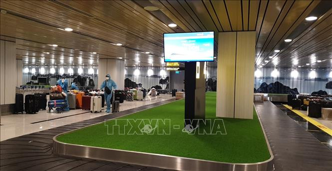 Hành khách làm thủ tục nhập cảnh tại sân bay Vân Đồn. Ảnh: TTXVN Quy định mới về các vật phẩm nguy hiểm hạn chế mang theo người, hành lý lên tàu bay ảnh 1