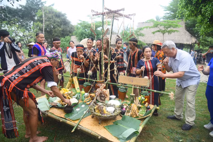 Tái hiện nghi thức “Buôn làng vào hội” của cộng đồng các dân tộc Tây Nguyên ảnh 6