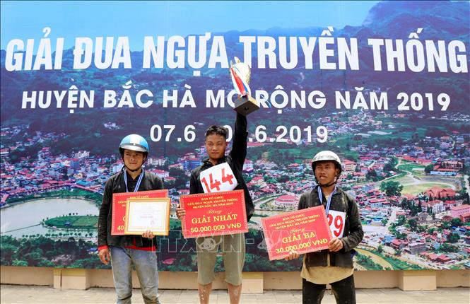 BTC trao thưởng cho các VĐV đoạt giải tại Giải đua ngựa truyền thống trên Cao nguyên trắng Bắc Hà 2019. Ảnh: Quốc Khánh – TTXVN Lễ hội đua ngựa Bắc Hà trở thành Di sản văn hóa phi vật thể Quốc gia ảnh 6