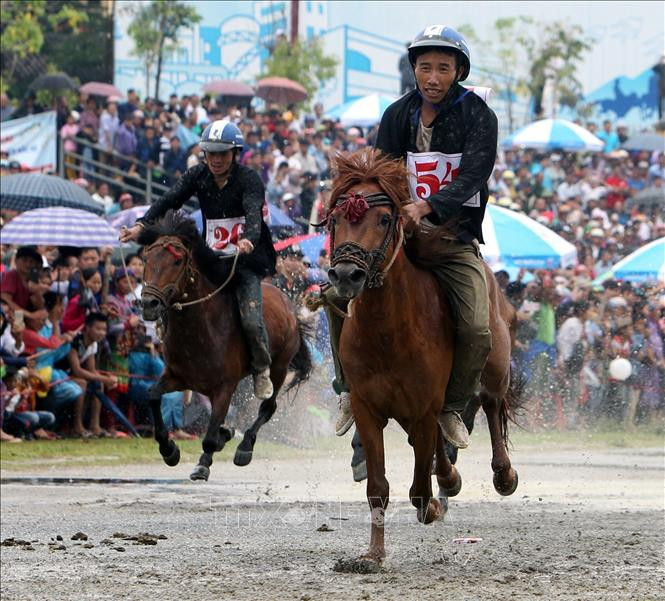 Các VĐV tranh tài trên đường đua chung kết tại Giải đua ngựa truyền thống năm 2018 với chủ đề "Vó ngựa Cao nguyên trắng". Ảnh: Quốc Khánh - TTXVN Lễ hội đua ngựa Bắc Hà trở thành Di sản văn hóa phi vật thể Quốc gia ảnh 2