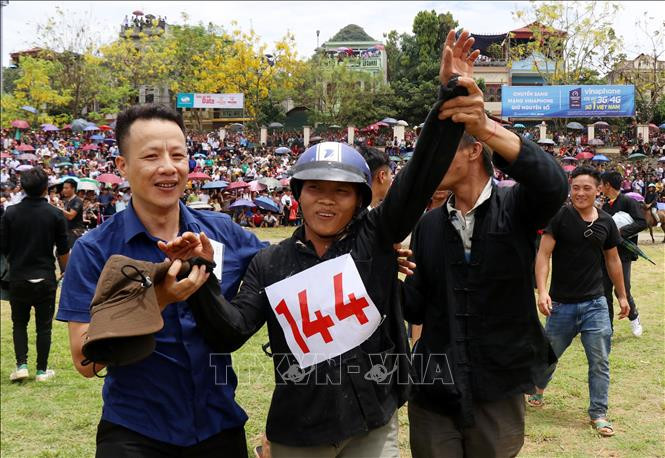 VĐV Vàng Văn Páo (huyện Simacai) vui mừng với chức vô địch tại Giải đua ngựa truyền thống trên Cao nguyên trắng Bắc Hà 2019. Ảnh: Quốc Khánh – TTXVN Lễ hội đua ngựa Bắc Hà trở thành Di sản văn hóa phi vật thể Quốc gia ảnh 5
