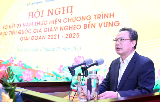 Thứ trưởng Bộ LĐ-TB và XH Lê Văn Thanh phát biểu khai mạc Hội nghị. Ảnh: Quốc Khánh - TTXVN Lào Cai: Phấn đấu đến cuối năm 2025 tiếp tục giảm số hộ nghèo và hộ cận nghèo ảnh 1