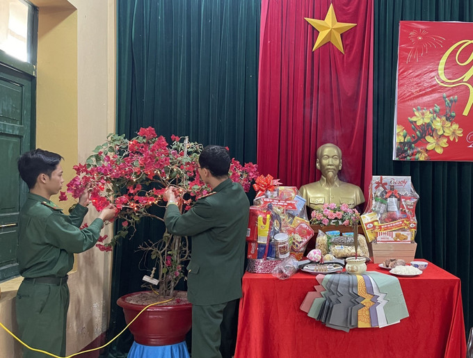 Các cán bộ, chiến sỹ Đồn Biên phòng Thanh trang trí chuẩn bị đón Tết. Ảnh: TTXVN Xuân về trên những nẻo đường biên giới tỉnh Quảng Trị ảnh 1