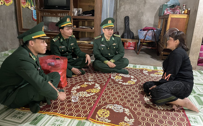 Đại diện lãnh đạo Đồn Biên phòng Thanh thăm hỏi, tặng quà cho gia đình chị Hồ Thị Mừng, bản A Sói Hang, xã Lìa thuộc diện hộ nghèo có thêm điều kiện đón Tết. Ảnh: TTXVN Xuân về trên những nẻo đường biên giới tỉnh Quảng Trị ảnh 3