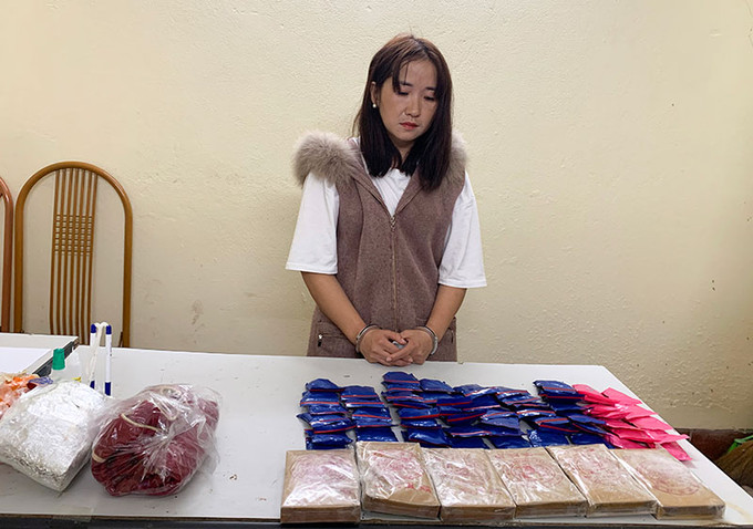 Đối tượng Tráng Thị Khúa cùng số ma túy bị bắt giữ. Ảnh: cand.com.vn Bắt đối tượng Tráng Thị Khúa mua bán trái phép chất ma túy số lượng lớn ảnh 1