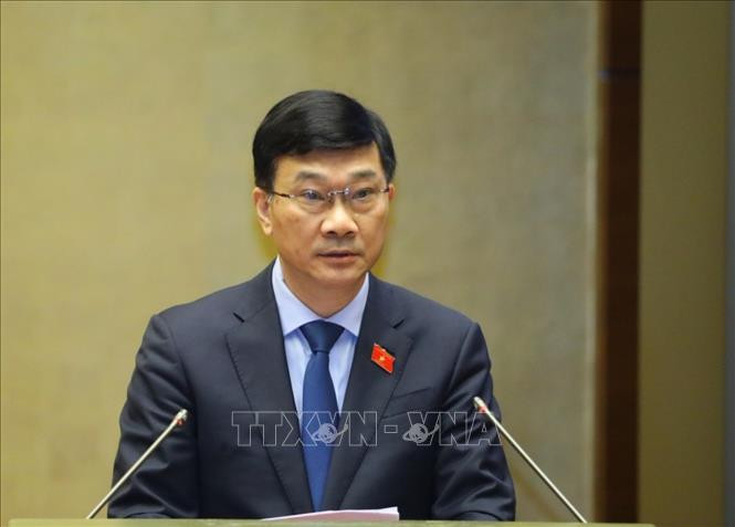 Chủ nhiệm Ủy ban Kinh tế của Quốc hội Vũ Hồng Thanh trình bày Báo cáo thẩm tra dự thảo Nghị quyết về chính sách tài khóa, tiền tệ hỗ trợ triển khai Chương trình phục hồi và phát triển kinh tế - xã hội. Ảnh: Văn Điệp - TTXVN Kỳ họp bất thường, Quốc hội khóa XV: Tập trung vào bốn nội dung lớn, quan trọng ảnh 2