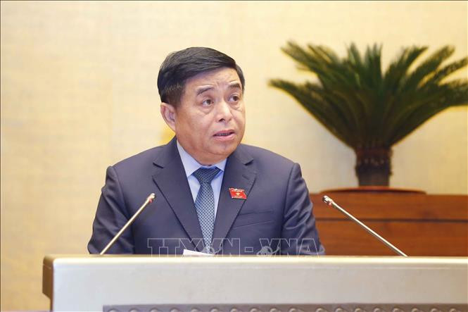 Bộ trưởng Bộ Kế hoạch và Đầu tư Nguyễn Chí Dũng trình bày Tờ trình về dự thảo Nghị quyết thí điểm một số cơ chế, chính sách đặc thù phát triển thành phố Cần Thơ. Ảnh: Doãn Tấn - TTXVN Kỳ họp bất thường, Quốc hội khóa XV: Tập trung vào bốn nội dung lớn, quan trọng ảnh 5
