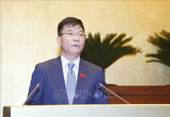 Bộ trưởng Bộ Tư pháp Lê Thành Long trình bày Tờ trình về dự án Luật sửa đổi, bổ sung một số điều của Luật Đầu tư công, Luật Đầu tư theo phương thức đối tác công tư, Luật Đầu tư, Luật Đấu thầu, Luật Điện lực, Luật Doanh nghiệp, Luật Thuế tiêu thụ đặc biệt và Luật Thi hành án dân sự. Ảnh: Doãn Tấn - TTXVN Kỳ họp bất thường, Quốc hội khóa XV: Tập trung vào bốn nội dung lớn, quan trọng ảnh 4