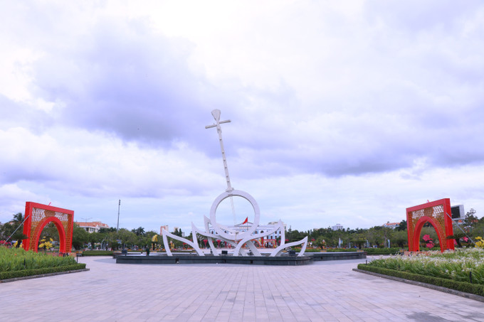 Hình ảnh chiếc đờn kìm tại Quảng trường Hùng Vương (thành phố Bạc Liêu). Ảnh: TTXVN Bạc Liêu công bố Logo và khẩu hiệu du lịch của tỉnh ảnh 3