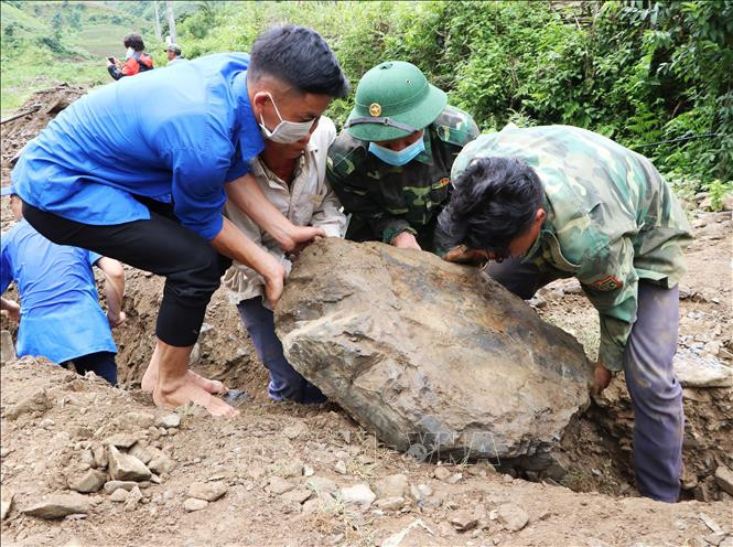 Đoàn viên, thanh niên huyện Phong Thổ đào mương dẫn nước phục vụ sản xuất tưới tiêu cho 8 ha ruộng tại xã Mù Sang, huyện Phong Thổ (Lai Châu). Ảnh: Đinh Thùy-TTTXVN Tuổi trẻ Lai Châu đồng hành cùng người dân vùng biên giới ảnh 2