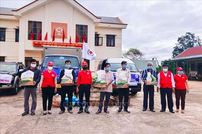 Hội Chữ thập đỏ tỉnh phối hợp với Tỉnh Đoàn Đắk Lắk tổ chức chương trình “Chuyến xe yêu thương” hỗ trợ người dân bị ảnh hưởng do dịch ở các huyện. Ảnh: TTXVN Thắm tình công dân, nghĩa đồng bào trong đại dịch COVID-19 ở Đắk Lắk ảnh 4