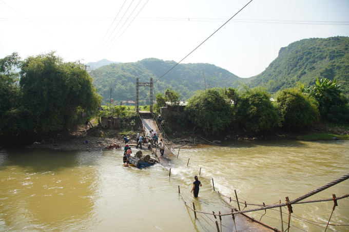 Ngày 7/9, cầu treo dân sinh tại bản Trò 1, xã Huy Hạ, huyện Phù Yên bị sập do tuột 2 dây cáp tăng-đơ trụ néo. Ảnh: TTXVN Sơn La liên tiếp sập cầu treo dân sinh do mưa lũ ảnh 2