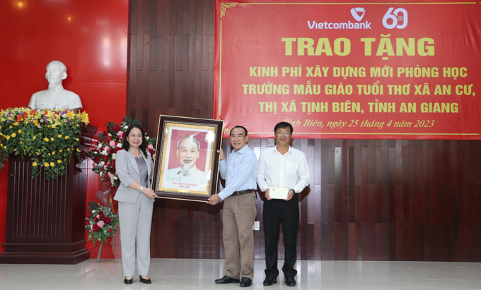 Phó Chủ tịch nước Võ Thị Ánh Xuân trao tặng chân dung Chủ tịch Hồ Chí Minh cho Đảng bộ, Chính quyền và Nhân dân thị xã Tịnh Biên. Ảnh: Công Mạo-TTXVN Hỗ trợ xây dựng trường mầm non vùng đồng bào dân tộc An Giang ảnh 3