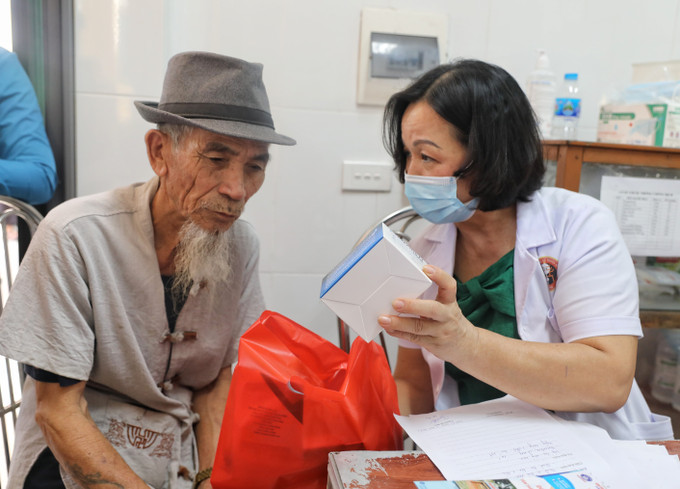 Phát thuốc miễn phí cho các thương, bệnh binh, gia đình chính sách, thân nhân gia đình liệt sỹ trên địa bàn tỉnh Bắc Giang. Ảnh: Danh Lam –TTXVN Đa dạng hình thức xóa nghèo cho hộ người có công ở Bắc Giang ảnh 1