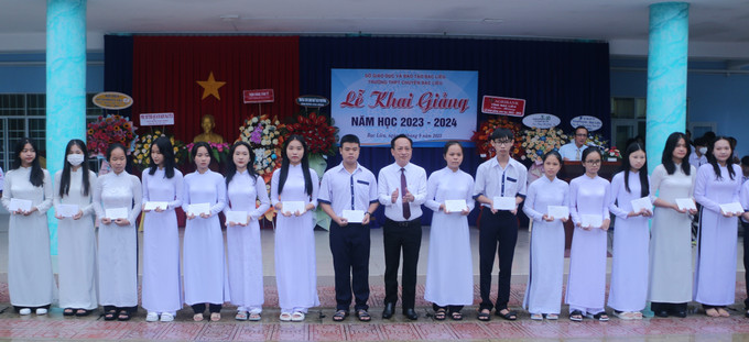 Chủ tịch UBND tỉnh Bạc Liêu Phạm Văn Thiều trao học bổng cho học sinh có hoàn cảnh khó khăn tại trường Trung học phổ thông Chuyên Bạc Liêu. Ảnh: Tuấn Kiệt - TTXVN Thầy - trò cả nước rộn ràng bước vào năm học mới 2023 - 2024 ảnh 8