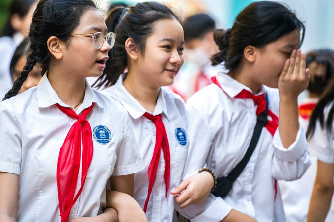 Học sinh trường THCS Nguyễn Công Trứ (Hà Nội) đến trường dự lễ khai giảng năm học 2023 - 2024. Ảnh: Tuấn Anh - TTXVN Thầy - trò cả nước rộn ràng bước vào năm học mới 2023 - 2024 ảnh 2