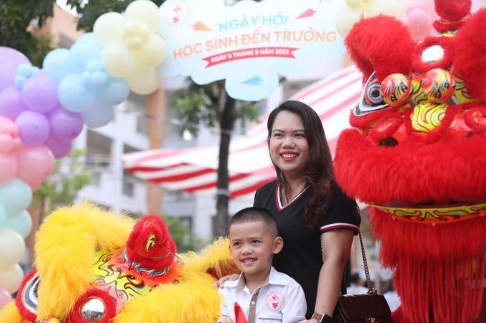Học sinh trường tiểu học Gia Quất (Hà Nội) được mẹ đưa đến trường dự khai giảng năm học mới. Ảnh: Minh Quyết - TTXVN Thầy - trò cả nước rộn ràng bước vào năm học mới 2023 - 2024 ảnh 5
