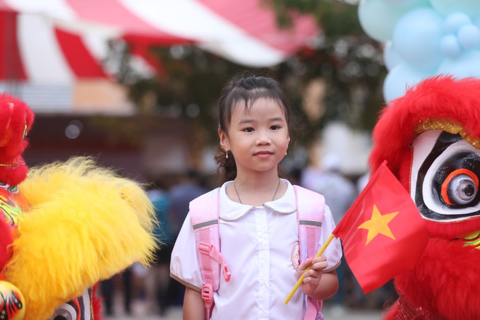 Học sinh trường tiểu học Gia Quất (Hà Nội) đến trường dự khai giảng năm học mới. Ảnh: Minh Quyết - TTXVN Thầy - trò cả nước rộn ràng bước vào năm học mới 2023 - 2024 ảnh 3