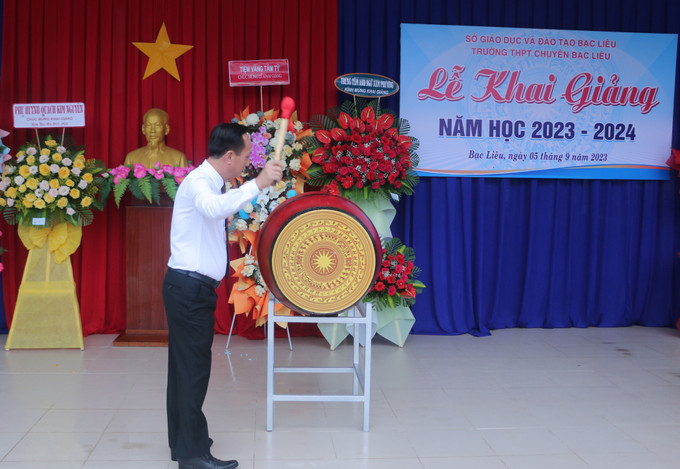 Chủ tịch UBND tỉnh Bạc Liêu Phạm Văn Thiều đánh trống khai giảng năm học mới tại trường THPT Chuyên Bạc Liêu. Ảnh: Tuấn Kiệt - TTXVN Thầy - trò cả nước rộn ràng bước vào năm học mới 2023 - 2024 ảnh 6