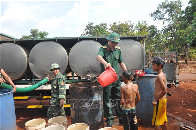 Trẻ em trong thôn, làng biên giới có nước sạch để tắm. Ảnh: Hồng Điệp - TTXVN Gia Lai: "Giọt nước nghĩa tình" quân dân biên giới ảnh 1