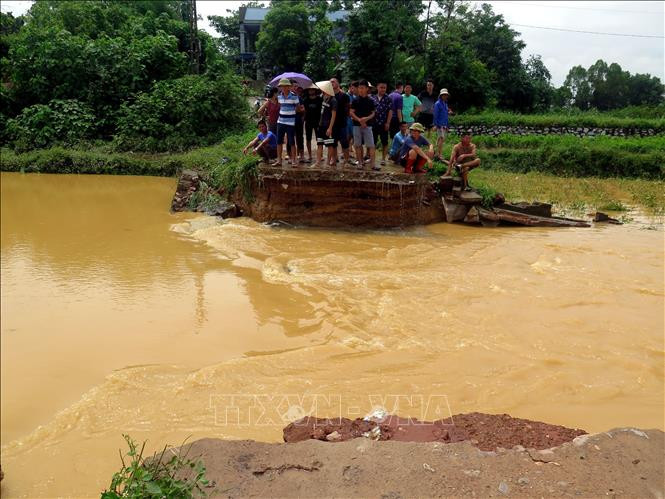 Một đoạn đường thuộc xóm Hoàng Gia, xã Nam Hòa, huyện Đồng Hỷ, bị lũ cuốn khiến nhiều hộ dân bị cô lập hoàn toàn. Ảnh: Thu Hằng-TTXVN Thái Nguyên: Sạt lở đất trong đêm, ba người tử vong ảnh 4