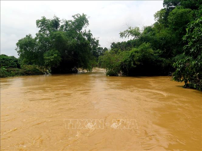 Mực nước trên các sông tại Thái Nguyên dâng cao. Ảnh: Thu Hằng-TTXVN Thái Nguyên: Sạt lở đất trong đêm, ba người tử vong ảnh 3