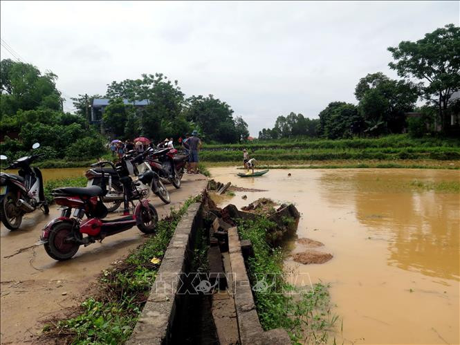 Kênh mương nội đồng tại xóm Hoàng Gia, xã Nam Hòa bị lũ cuốn vỡ. Ảnh: Thu Hằng-TTXVN Thái Nguyên: Sạt lở đất trong đêm, ba người tử vong ảnh 2