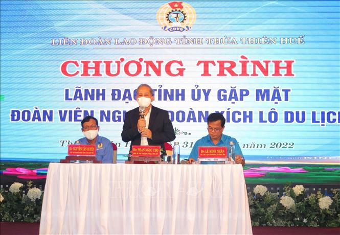 Lãnh đạo tỉnh ủy gặp mặt đoàn viên Nghiệp đoàn Xích lô du lịch. Ảnh: Tường Vi - TTXVN Xây dựng thương hiệu xích lô du lịch Huế ảnh 1