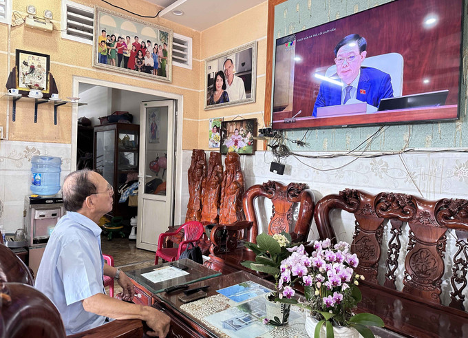 Cử tri Dương Văn Bé (quận Cái Răng, thành phố Cần Thơ) theo dõi phần điều hành chất vấn của Chủ tịch Quốc hội Vương Đình Huệ. Ảnh: Thanh Liêm - TTXVN Kỳ họp thứ 6, Quốc hội khóa XV: Cử tri các địa phương gửi kiến nghị tới Phiên chất vấn và trả lời chất vấn ảnh 1