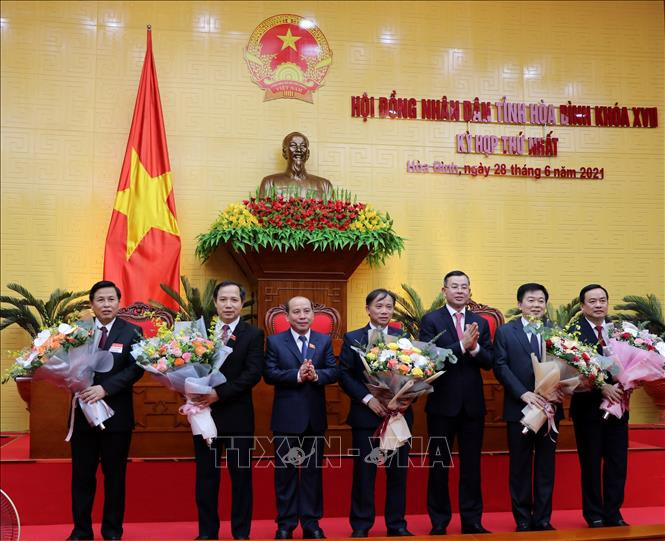 Đồng chí Bùi Văn Khánh (ảnh giữa) tái cử chức danh Chủ tịch UBND tỉnh khóa XVII. Ảnh: Thanh Hải - TTXVN Bầu các chức danh chủ chốt của HĐND, UBND tỉnh Hòa Bình ảnh 4