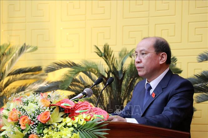 Đồng chí Bùi Đức Hinh, Chủ tịch Hội đồng nhân dân tỉnh Hòa Bình phát biểu tại kỳ họp. Ảnh: Thanh Hải - TTXVN Bầu các chức danh chủ chốt của HĐND, UBND tỉnh Hòa Bình ảnh 2