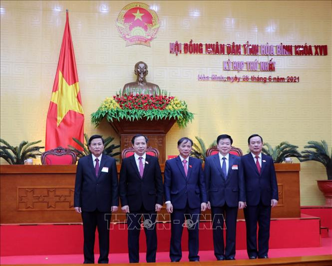 Các Chủ tịch, Phó Chủ tịch UBND Hòa Bình khóa XVII. Ảnh: Thanh Hải - TTXVN Bầu các chức danh chủ chốt của HĐND, UBND tỉnh Hòa Bình ảnh 3