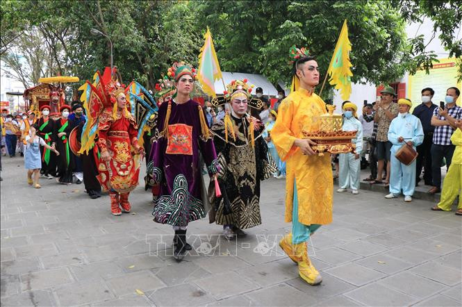 Đông đảo người dân tham gia đoàn rước kiệu tại Đền Đô. Ảnh: Đinh Văn Nhiều-TTXVN Lễ hội Đền Đô hướng về nguồn cội ảnh 3