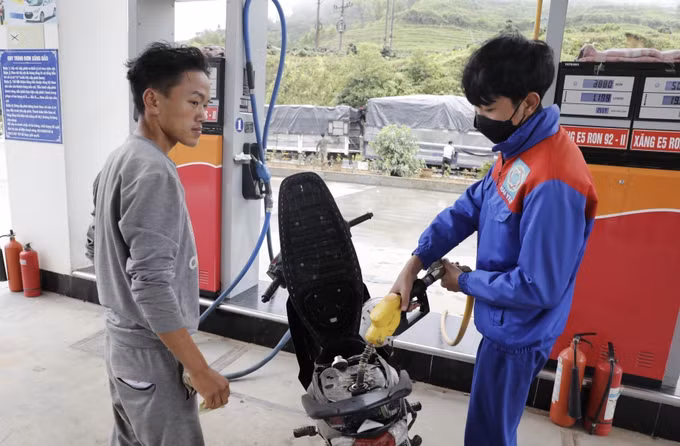 Giá xăng đồng loạt tăng, giá dầu giảm ảnh 1