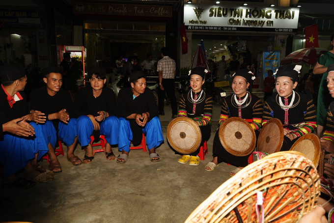 Đồng bào dân tộc Lô Lô đen hát giao duyên tìm bạn. Ảnh: Ngọc Đức - TTXVN Tuần lễ Văn hóa - Chợ tình phong lưu Bảo Lạc, tỉnh Cao Bằng ảnh 6