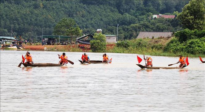 Sôi nổi và hấp dẫn cuộc đua thuyền độc mộc trên dòng Pô Cô (tỉnh Gia Lai). Ảnh: Quang Thái- TTXVN Hội đua thuyền độc mộc trên dòng Pô Cô ảnh 1
