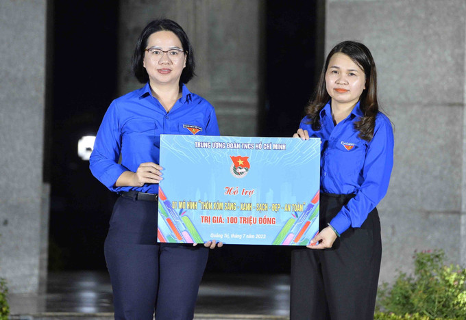 Đại diện Trung ương đoàn trao biển tượng trưng hỗ trợ tỉnh đoàn Quảng Trị. Ảnh: Minh Đức – TTXVN Ngày Thương binh - Liệt sỹ 27/7: Thắp nến tri ân những người con ưu tú của đất nước với những nghi thức đẹp đẽ nhất ảnh 4