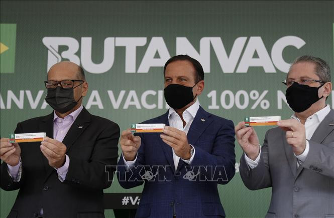 Vaccine Butanvac ngừa COVID-19 được giới thiệu tại Sao Paulo, Brazil, ngày 26/3/2021. Ảnh: AFP/TTXVN Vaccine kết hợp phòng cúm và COVID-19 của Brazil thử nghiệm thành công trên động vật ảnh 2