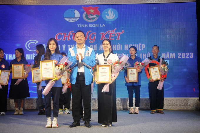 Lãnh đạo tỉnh Đoàn trao giải Nhì cho các tác giả, nhóm tác giả. Ảnh: Phan Quân - TTXVN Cuộc thi ý tưởng, dự án khởi nghiệp trong thanh niên, sinh viên dân tộc ảnh 2