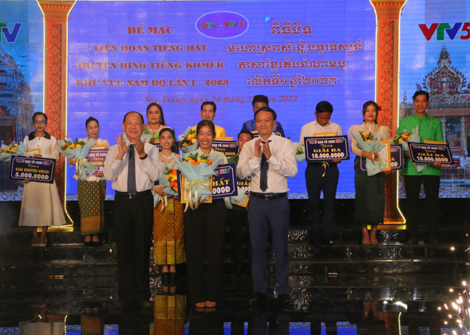 Trao giải Nhất cho thí sinh Lý Kim Quyên (Kế sách, Sóc Trăng). Ảnh: Tuấn Phi - TTXVN Phát hiện nhiều nét đặc sắc trong âm nhạc Khmer ảnh 1