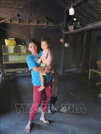 Sinh năm 1985, nhưng chị Y Khai Hoang (sinh năm 1985, trú xã Đăk Rơ Wa, thành phố Kon Tum) đã có tới 11 đứa con. Ảnh: Dư Toán - TTXVN Nan giải bài toán sinh con thứ ba trở lên cao tại Kon Tum (Bài 2) ảnh 2
